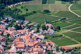 Vue aérienne de Église protestante Rechtenbach à le quartier Rechtenbach in Schweigen-Rechtenbach dans le département Rhénanie-Palatinat, Allemagne