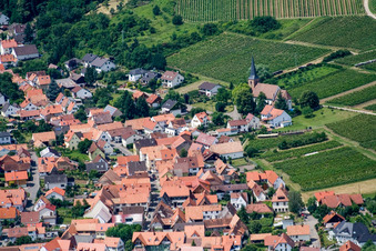Vue aérienne de Église protestante Rechtenbach à le quartier Rechtenbach in Schweigen-Rechtenbach dans le département Rhénanie-Palatinat, Allemagne