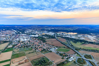 Vue aérienne de Vue de la ville avec la sortie de l'autoroute B26 de l'A70 depuis le nord-ouest à le quartier Oberndorf in Schweinfurt dans le département Bavière, Allemagne