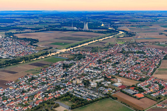 Vue aérienne de Vue de la ville sur le Main depuis le nord à Bergrheinfeld dans le département Bavière, Allemagne