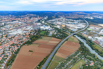 Vue aérienne de Pont autoroutier de l'A70 sur le Main jusqu'à la zone industrielle de Maintal à le quartier Oberndorf in Schweinfurt dans le département Bavière, Allemagne