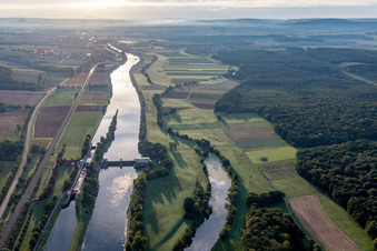 Vue aérienne de Écluse principale à le quartier Ottendorf in Gädheim dans le département Bavière, Allemagne