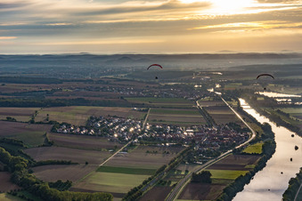 Vue aérienne de Deux parapentes au lever du soleil sur le Main à le quartier Untertheres in Theres dans le département Bavière, Allemagne