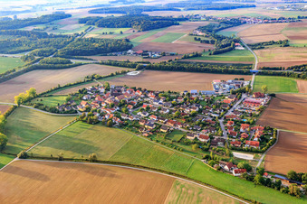 Vue aérienne de Vue du village sur l'A70 depuis le nord-ouest à le quartier Horhausen in Theres dans le département Bavière, Allemagne