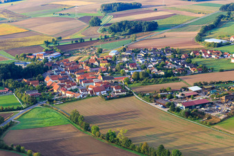 Vue aérienne de Vue du village depuis le nord-est à le quartier Steinsfeld in Wonfurt dans le département Bavière, Allemagne