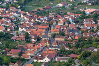 Vue aérienne de Saint-Jacques à le quartier Westheim in Knetzgau dans le département Bavière, Allemagne