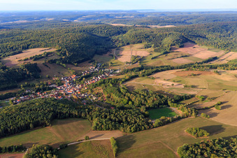 Vue aérienne de Vue du village depuis le nord avec le terrain de sport de SV Neuschleichach à le quartier Neuschleichach in Oberaurach dans le département Bavière, Allemagne