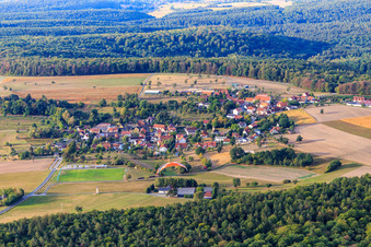 Vue aérienne de Vue d'ensemble du village depuis le nord à le quartier Fatschenbrunn in Oberaurach dans le département Bavière, Allemagne