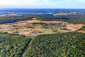 Vue aérienne de Vue du village depuis le nord à le quartier Fatschenbrunn in Oberaurach dans le département Bavière, Allemagne