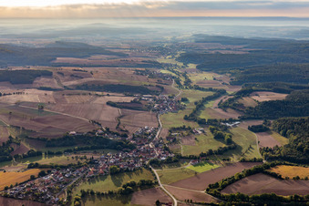 Vue aérienne de Vallée de la Raue Ebrach à le quartier Prölsdorf in Rauhenebrach dans le département Bavière, Allemagne