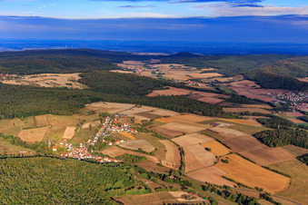 Vue aérienne de Vue d'ensemble du village depuis le sud-est à le quartier Koppenwind in Rauhenebrach dans le département Bavière, Allemagne