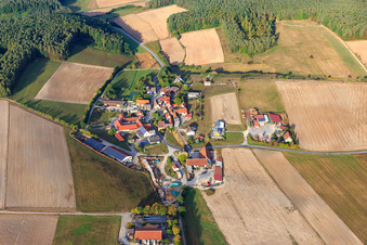 Vue aérienne de Vue du village depuis l'est à le quartier Oberweiler in Burgwindheim dans le département Bavière, Allemagne