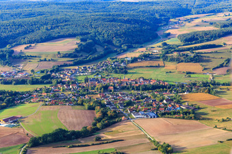 Vue aérienne de Vue du village depuis le nord à Burgwindheim dans le département Bavière, Allemagne