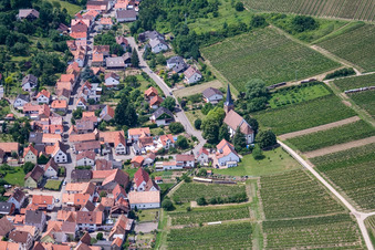 Vue aérienne de Protestation. Église à le quartier Rechtenbach in Schweigen-Rechtenbach dans le département Rhénanie-Palatinat, Allemagne