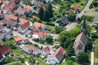 Photographie aérienne de Protestation. Église à le quartier Rechtenbach in Schweigen-Rechtenbach dans le département Rhénanie-Palatinat, Allemagne