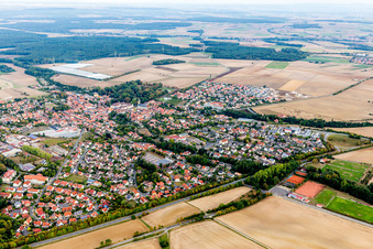 Vue aérienne de Vue du village en bordure des champs agricoles et des terres agricoles à Wiesentheid dans le département Bavière, Allemagne