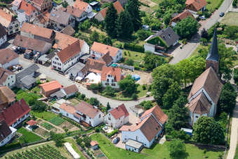Vue oblique de Protestation. Église à le quartier Rechtenbach in Schweigen-Rechtenbach dans le département Rhénanie-Palatinat, Allemagne