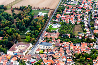 Vue aérienne de Bâtiments et parc du château à douves du comte Schönborn à Wiesentheid dans le département Bavière, Allemagne