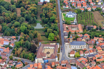 Vue aérienne de Place du Château avec le château du comte Schönborn et son parc Wiesentheid et l'église de l'île Maurice Wiesentheid à Wiesentheid dans le département Bavière, Allemagne