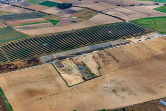 Vue aérienne de Système agricole photovoltaïque de Norden à Wenzelbach à le quartier Düllstadt in Schwarzach am Main dans le département Bavière, Allemagne