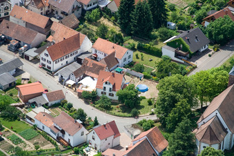 Vue aérienne de Dans le vignoble paroissial à le quartier Rechtenbach in Schweigen-Rechtenbach dans le département Rhénanie-Palatinat, Allemagne