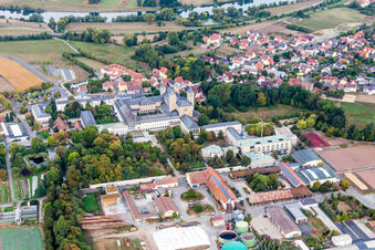 Vue aérienne de Ensemble de bâtiments de l'abbaye monastique Münsterschwarzach à Münsterschwarzach à le quartier Münsterschwarzach in Schwarzach am Main dans le département Bavière, Allemagne