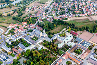 Vue aérienne de Ensemble de bâtiments de l'abbaye monastique Münsterschwarzach à Münsterschwarzach à le quartier Münsterschwarzach in Schwarzach am Main dans le département Bavière, Allemagne