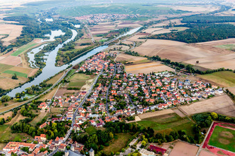 Vue aérienne de Les rives du Main en Gerlachshausen à le quartier Gerlachshausen in Schwarzach am Main dans le département Bavière, Allemagne