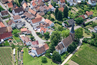 Protestation. Église à le quartier Rechtenbach in Schweigen-Rechtenbach dans le département Rhénanie-Palatinat, Allemagne d'en haut