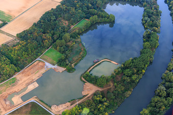 Vue aérienne de Lac dans le Mainauen à le quartier Schwarzenau in Schwarzach am Main dans le département Bavière, Allemagne