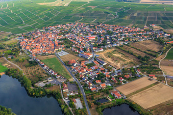 Vue aérienne de Vue de la ville depuis le sud à Sommerach dans le département Bavière, Allemagne
