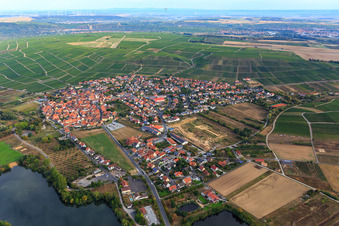 Vue aérienne de Vue de la ville depuis le sud à Sommerach dans le département Bavière, Allemagne