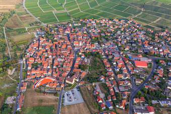 Vue aérienne de Saint Eucharius au centre du village à Sommerach dans le département Bavière, Allemagne