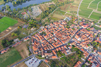 Vue aérienne de Vue de la ville sur le Main depuis le sud-est à Sommerach dans le département Bavière, Allemagne