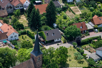 Vue aérienne de Dans le vignoble paroissial à le quartier Rechtenbach in Schweigen-Rechtenbach dans le département Rhénanie-Palatinat, Allemagne