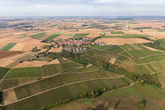 Vue aérienne de Neuses a.Berg à le quartier Neuses am Berg in Dettelbach dans le département Bavière, Allemagne