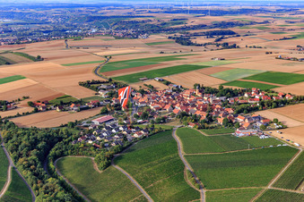 Vue aérienne de Vue du village depuis l'est à le quartier Neuses am Berg in Dettelbach dans le département Bavière, Allemagne