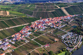 Vue aérienne de Village viticole sur le Main vu du sud-est à le quartier Escherndorf in Volkach dans le département Bavière, Allemagne