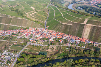Vue aérienne de Village viticole sur la boucle principale de Nordheim à le quartier Escherndorf in Volkach dans le département Bavière, Allemagne