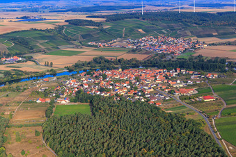 Vue aérienne de Vue du village sur le Main depuis l'est à le quartier Fahr in Volkach dans le département Bavière, Allemagne