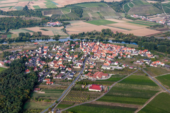 Vue aérienne de De l'est à le quartier Fahr in Volkach dans le département Bavière, Allemagne