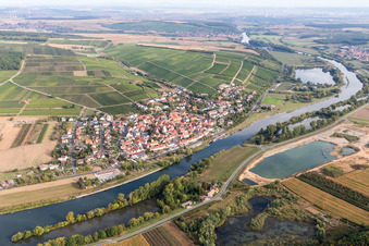 Vue aérienne de Les rives du Main à le quartier Obereisenheim in Eisenheim dans le département Bavière, Allemagne