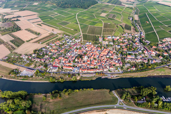 Vue aérienne de Vue de la ville sur les rives du Main en Obereisenheim à le quartier Obereisenheim in Eisenheim dans le département Bavière, Allemagne