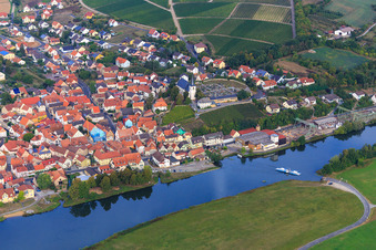 Vue aérienne de Cimetière et église Saint-Jean-Baptiste au-dessus du bac principal Wipfeld à Wipfeld dans le département Bavière, Allemagne