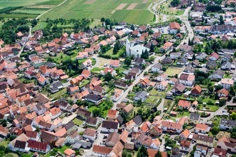 Vue aérienne de Église catholique à le quartier Rechtenbach in Schweigen-Rechtenbach dans le département Rhénanie-Palatinat, Allemagne