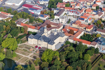 Vue aérienne de Château Werneck à Werneck dans le département Bavière, Allemagne