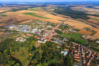 Vue aérienne de Vue de la ville et du parc du château depuis le sud à Werneck dans le département Bavière, Allemagne