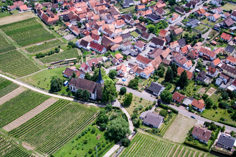 Protestation. Église à le quartier Rechtenbach in Schweigen-Rechtenbach dans le département Rhénanie-Palatinat, Allemagne vue d'en haut