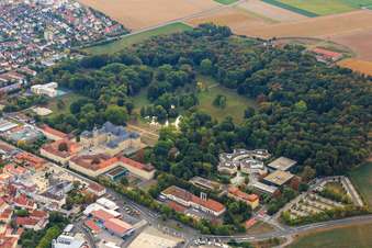 Vue aérienne de Hôpital de psychiatrie, de psychothérapie et de médecine psychosomatique Schloss Werneck à Werneck dans le département Bavière, Allemagne