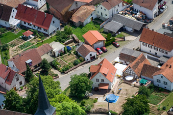 Kirchstr à le quartier Rechtenbach in Schweigen-Rechtenbach dans le département Rhénanie-Palatinat, Allemagne d'en haut